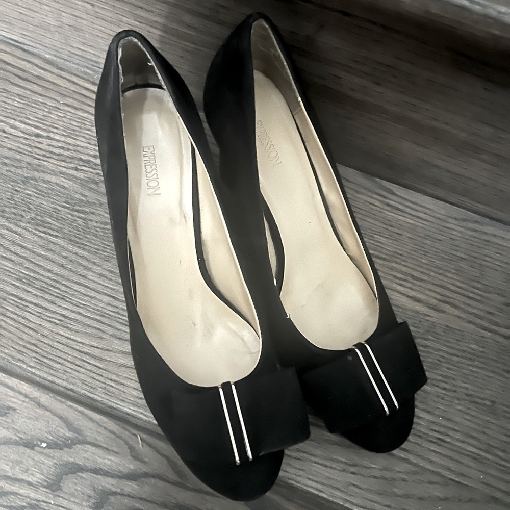 Suede heels with a bow at the front